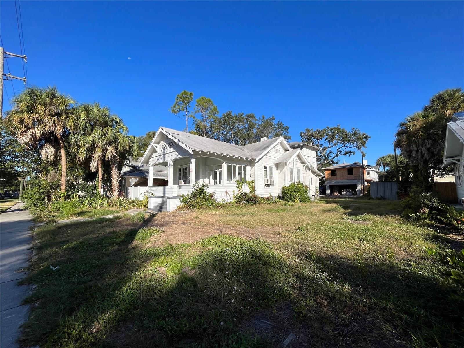 1105 W DE LEON ST
