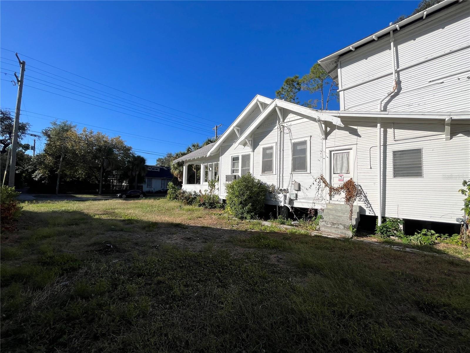 1105 W DE LEON ST
