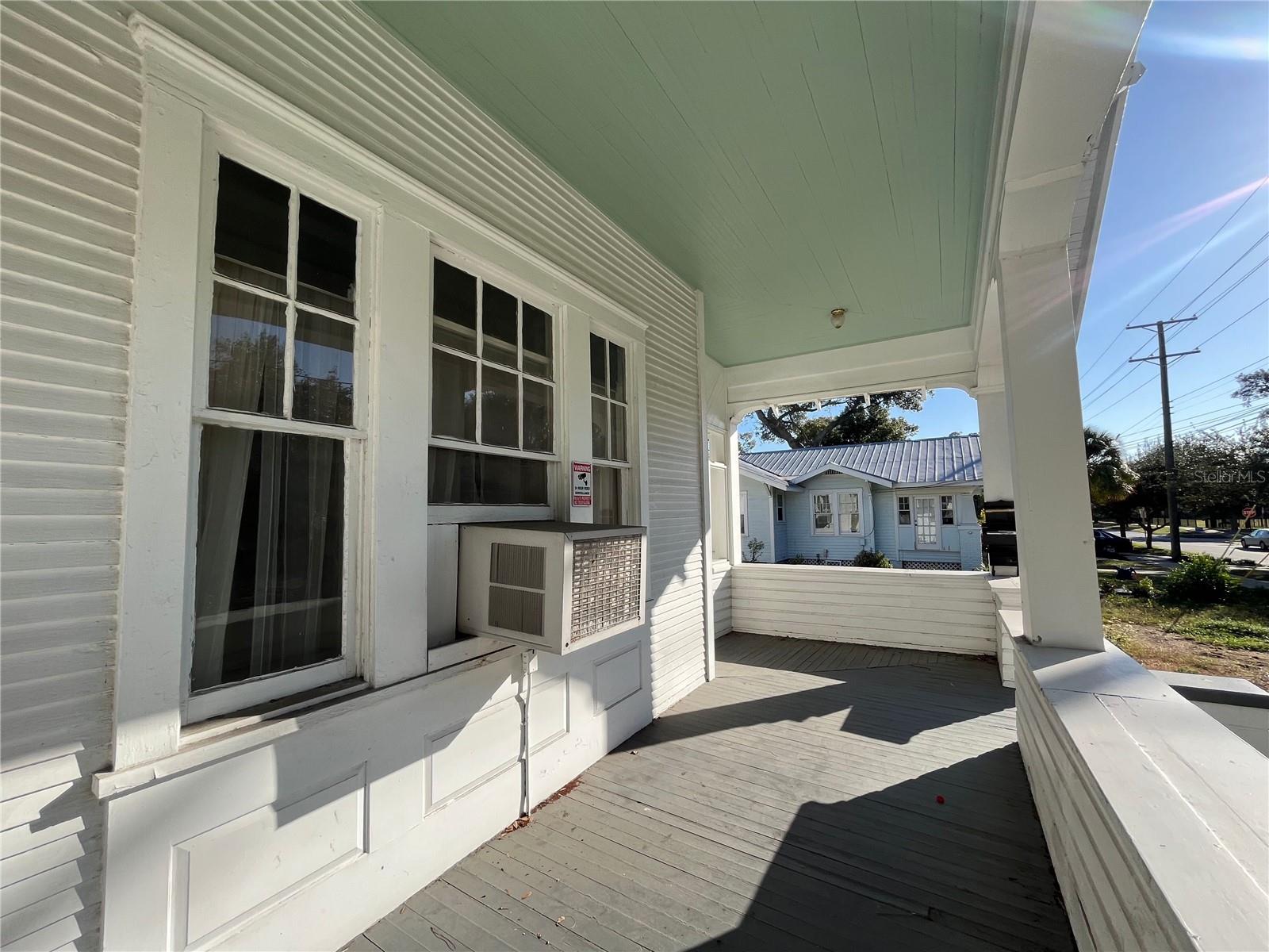 1105 W DE LEON ST