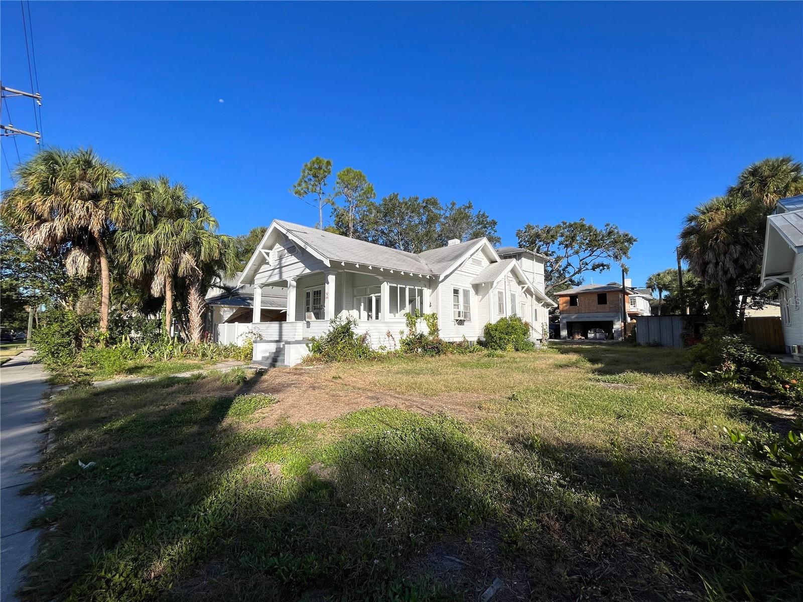 1105 W DE LEON ST
