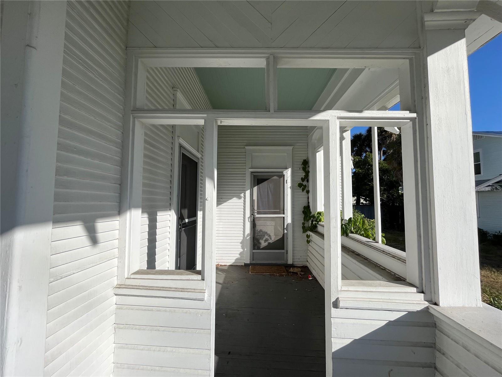 1105 W DE LEON ST