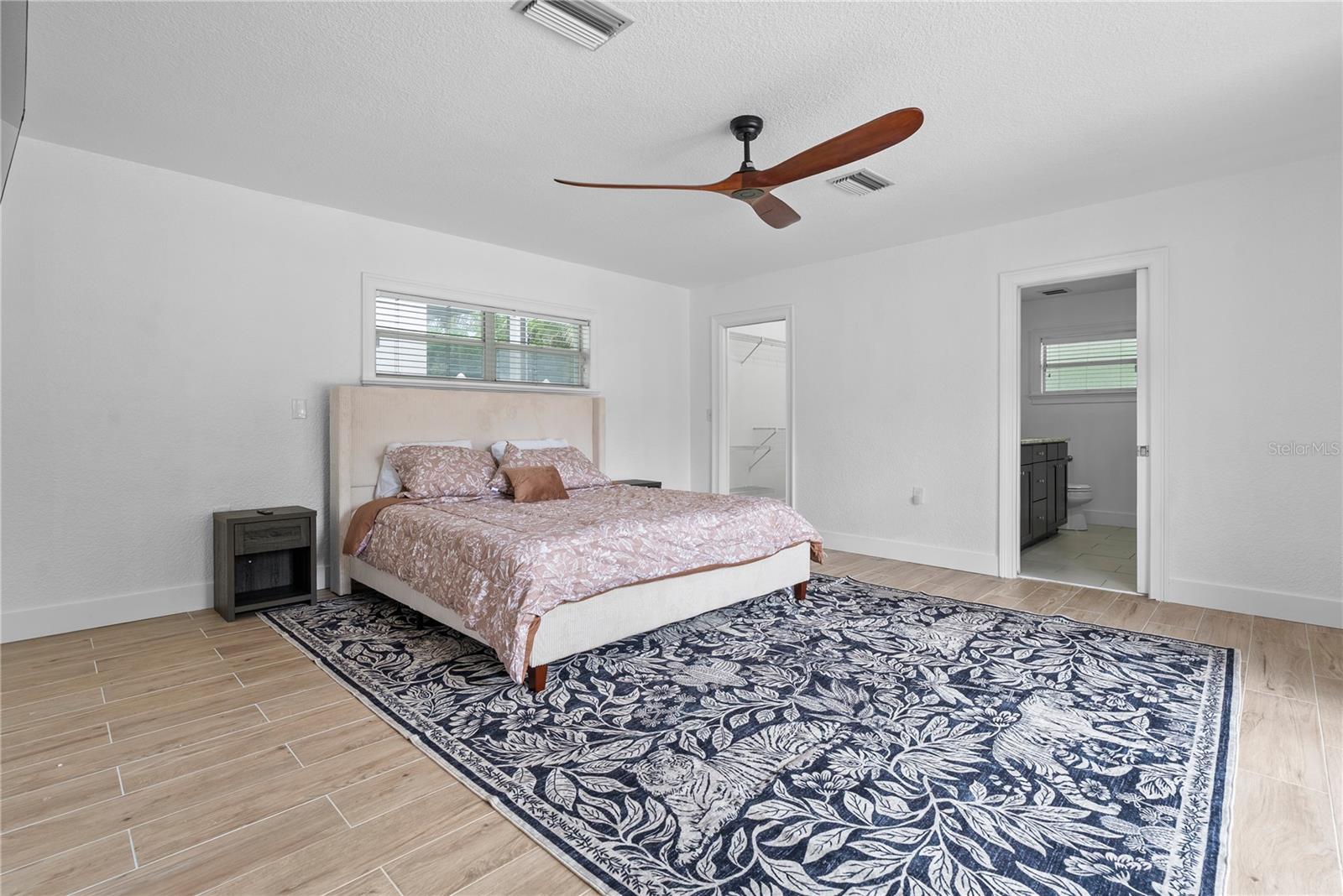 516 W DAVIS BLVD