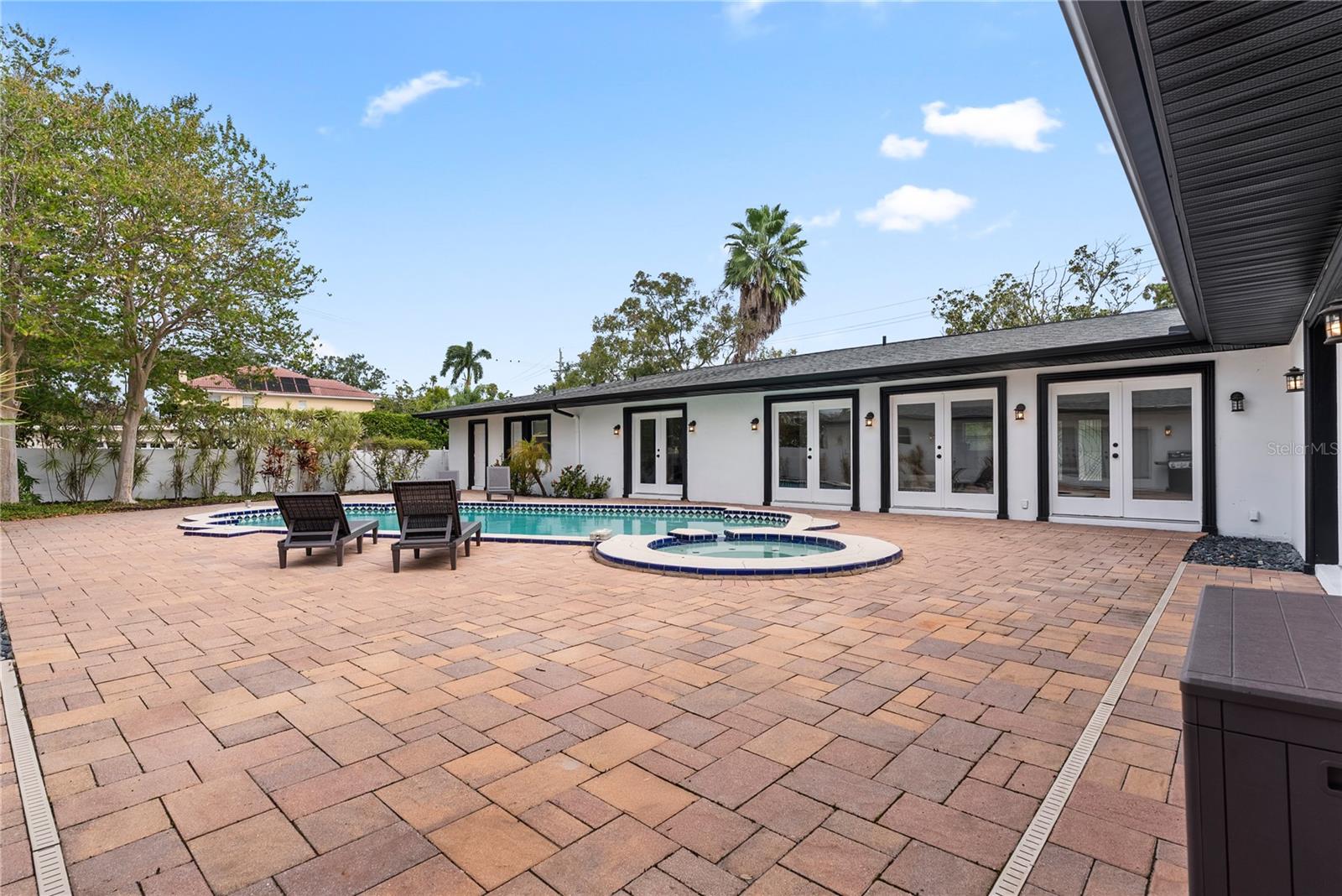 516 W DAVIS BLVD