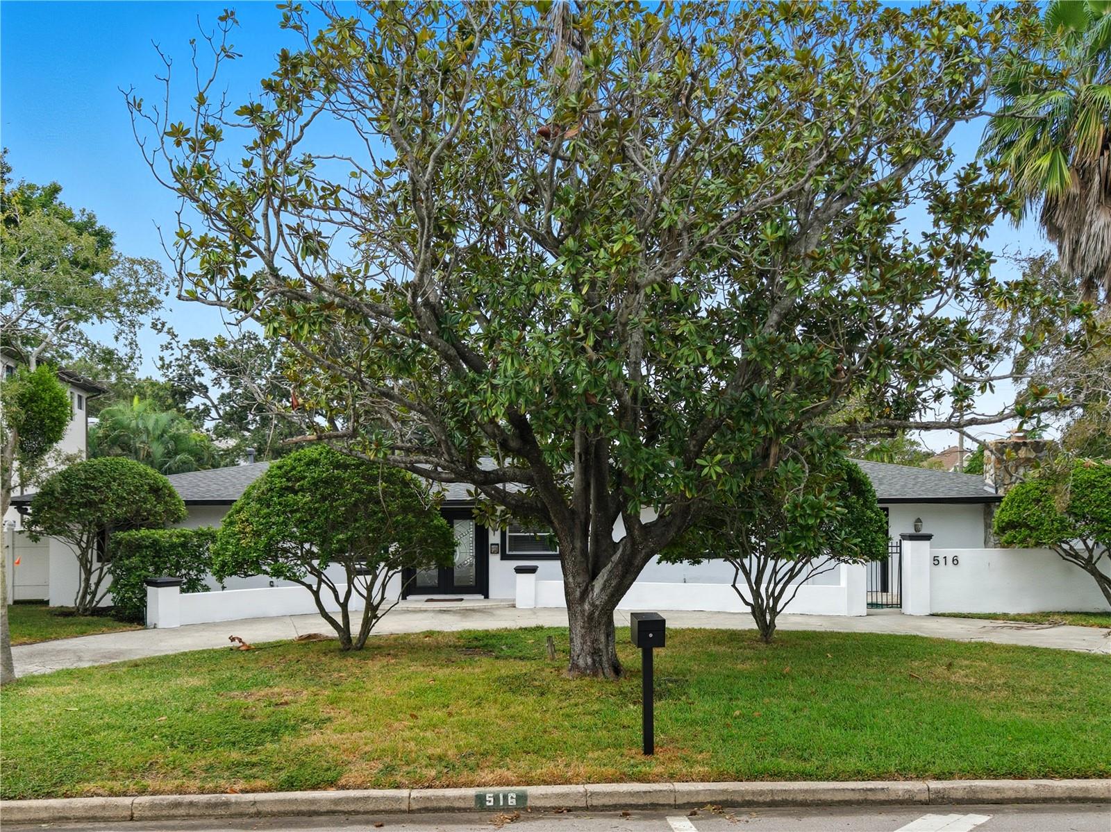 516 W DAVIS BLVD