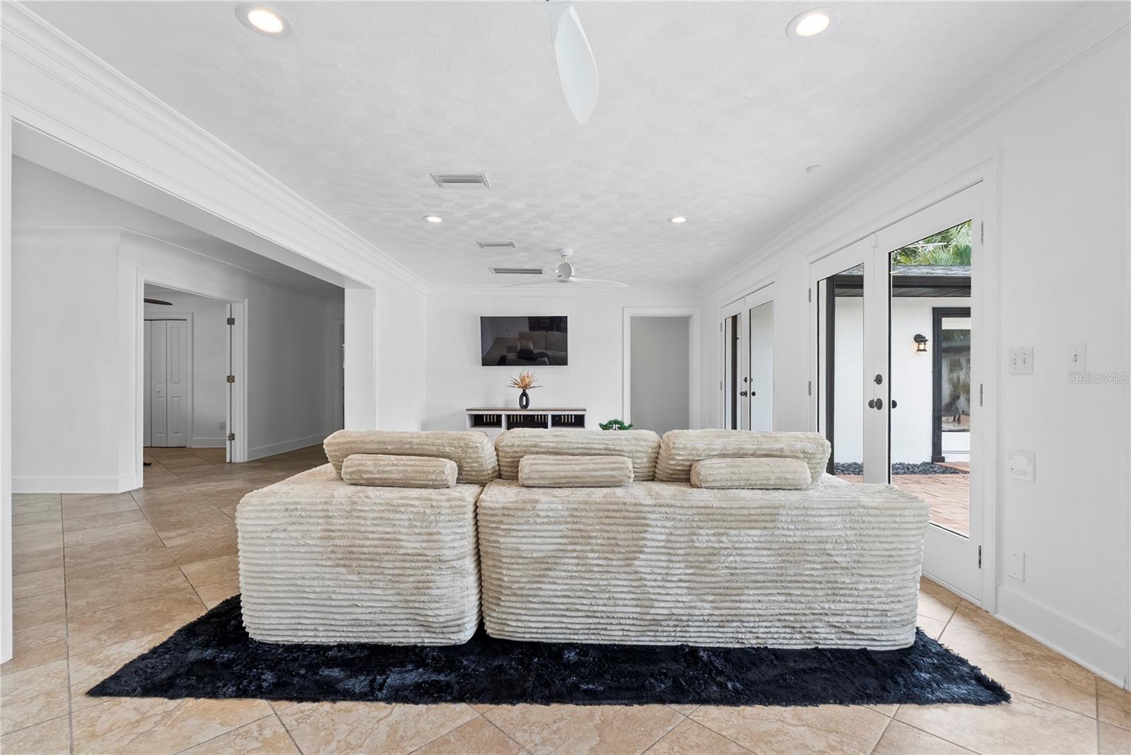 516 W DAVIS BLVD
