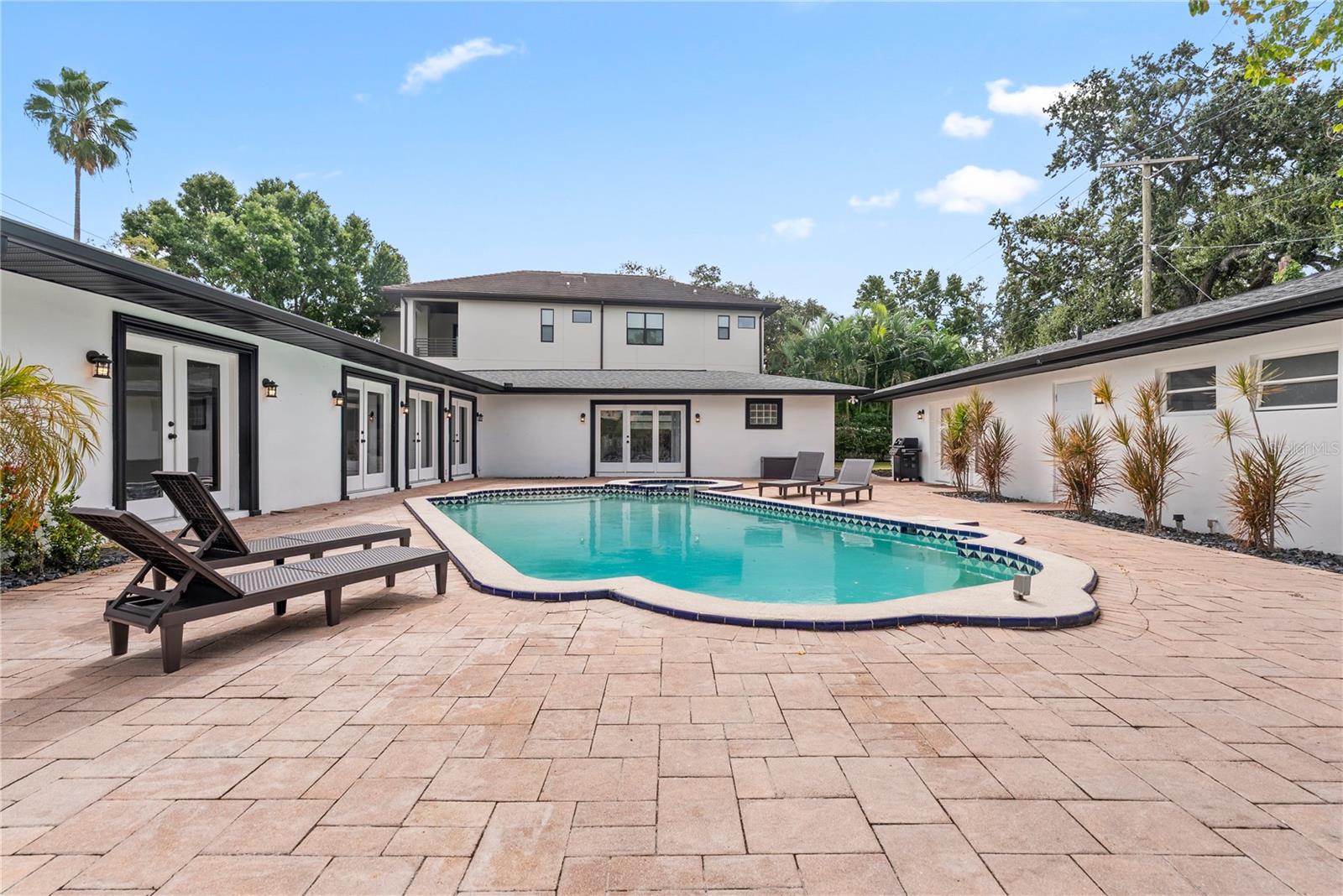 516 W DAVIS BLVD
