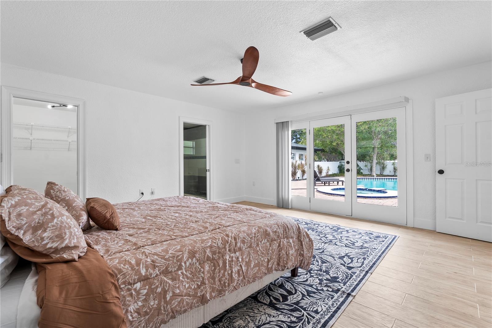 516 W DAVIS BLVD