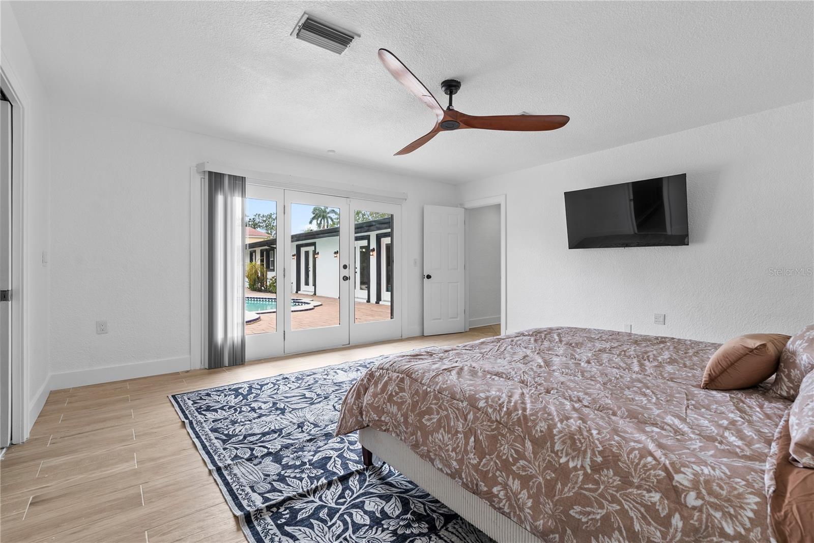 516 W DAVIS BLVD