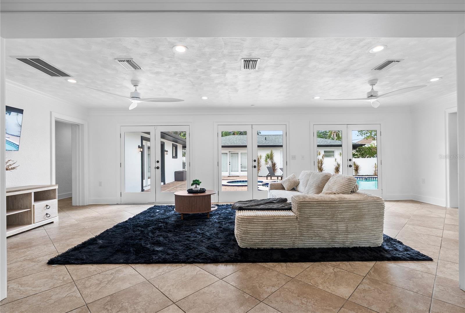 516 W DAVIS BLVD