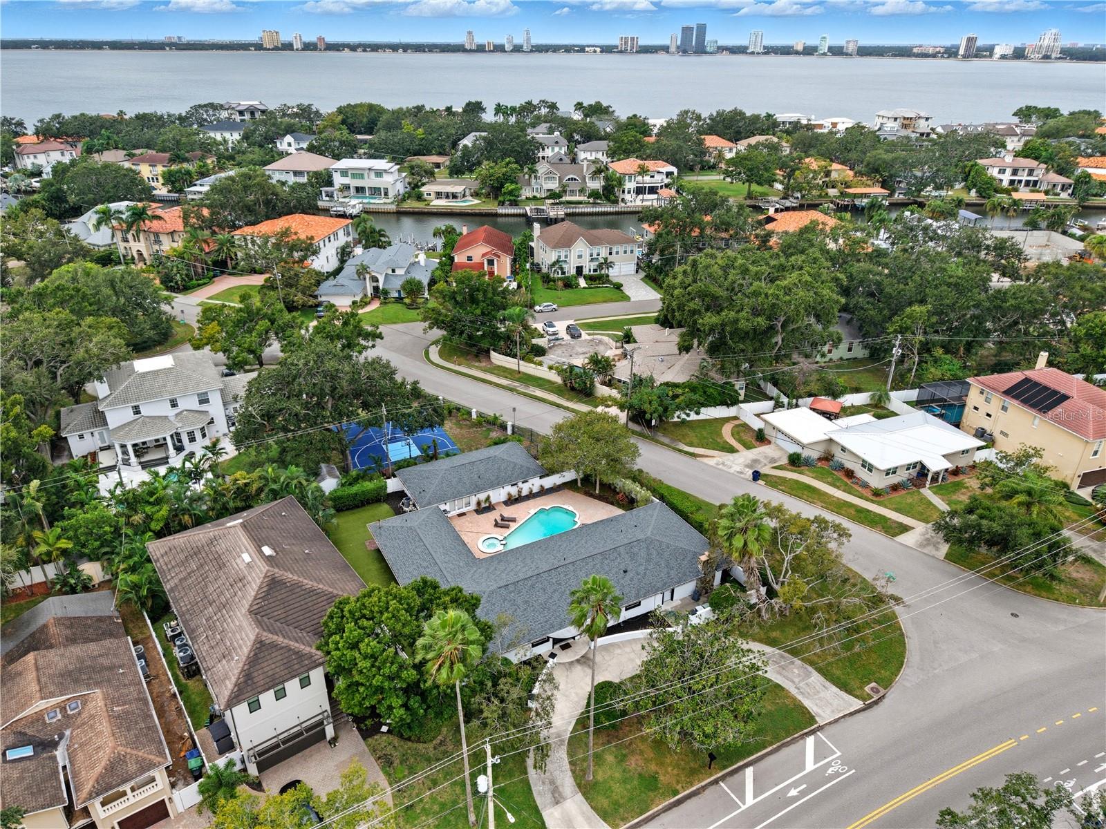 516 W DAVIS BLVD