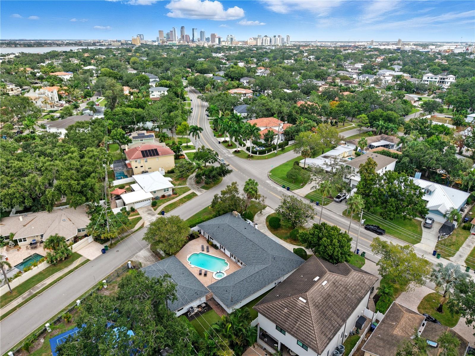 516 W DAVIS BLVD