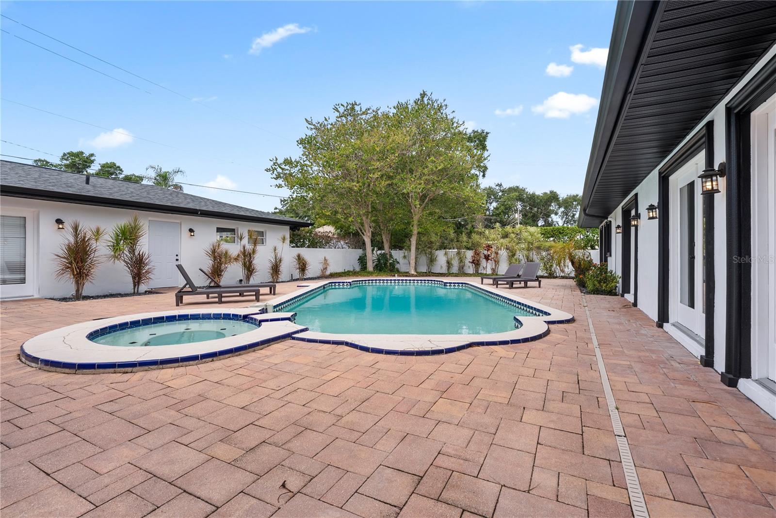 516 W DAVIS BLVD