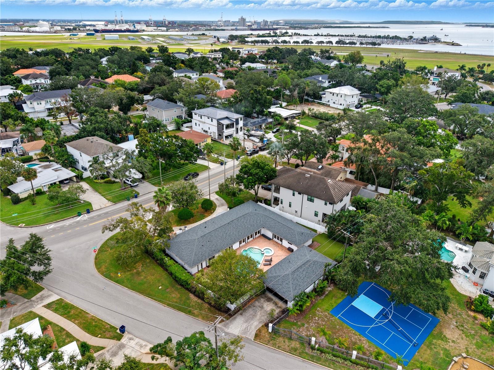 516 W DAVIS BLVD