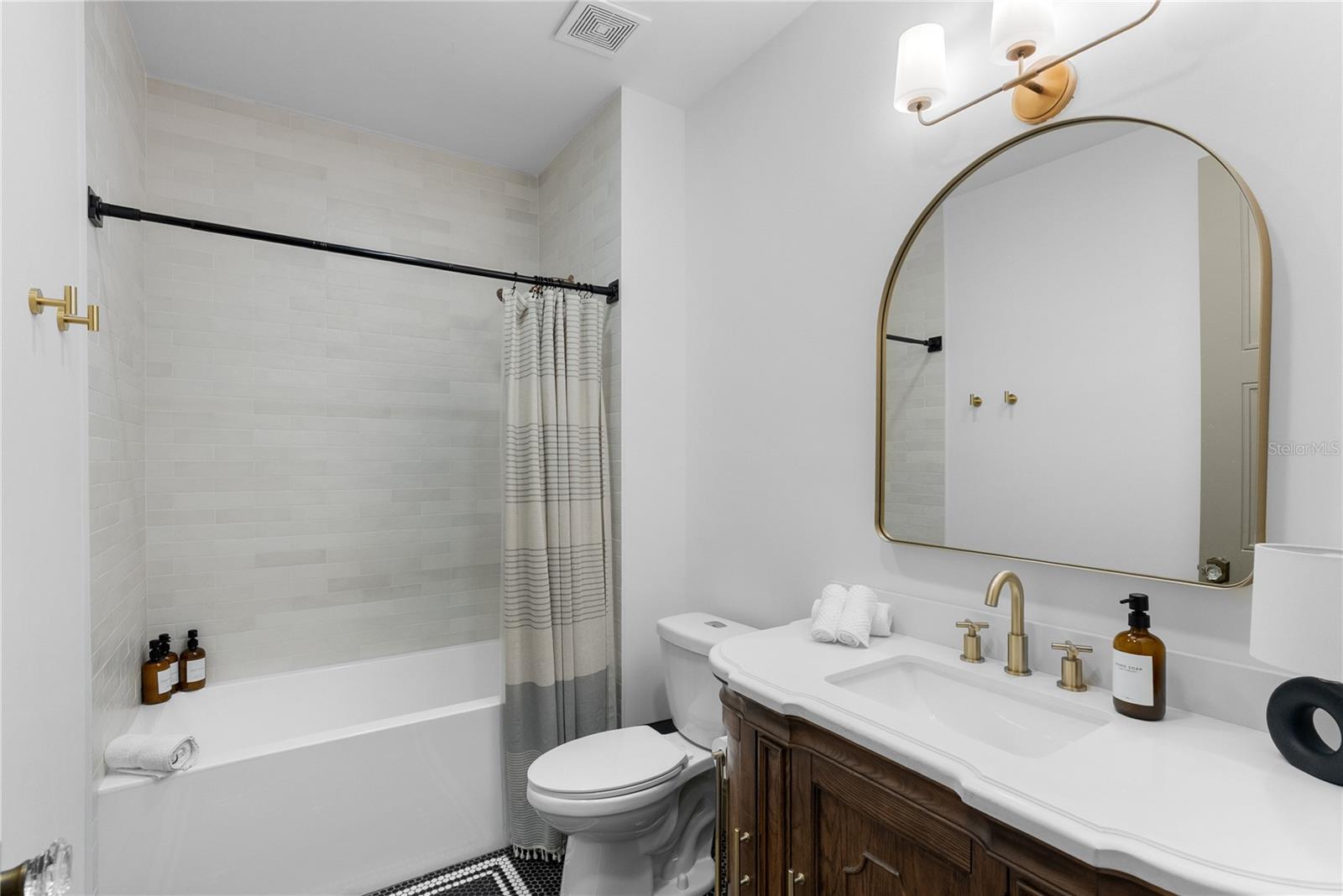 417 W ROSS AVE #2