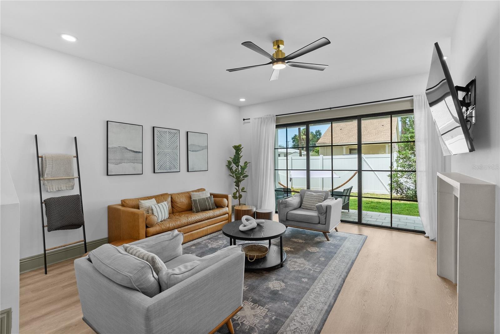 417 W ROSS AVE #2