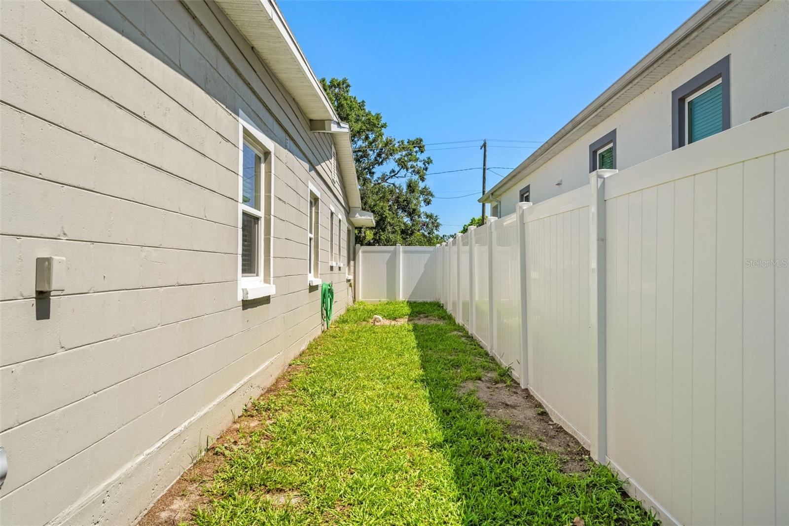 2526 LAKE ELLEN LN