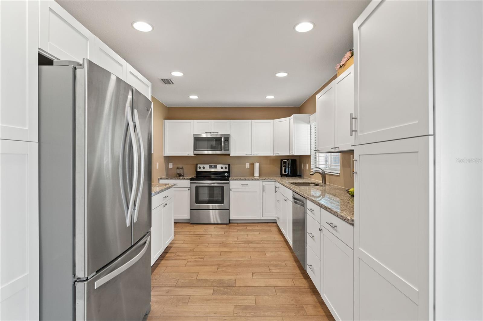 2526 LAKE ELLEN LN