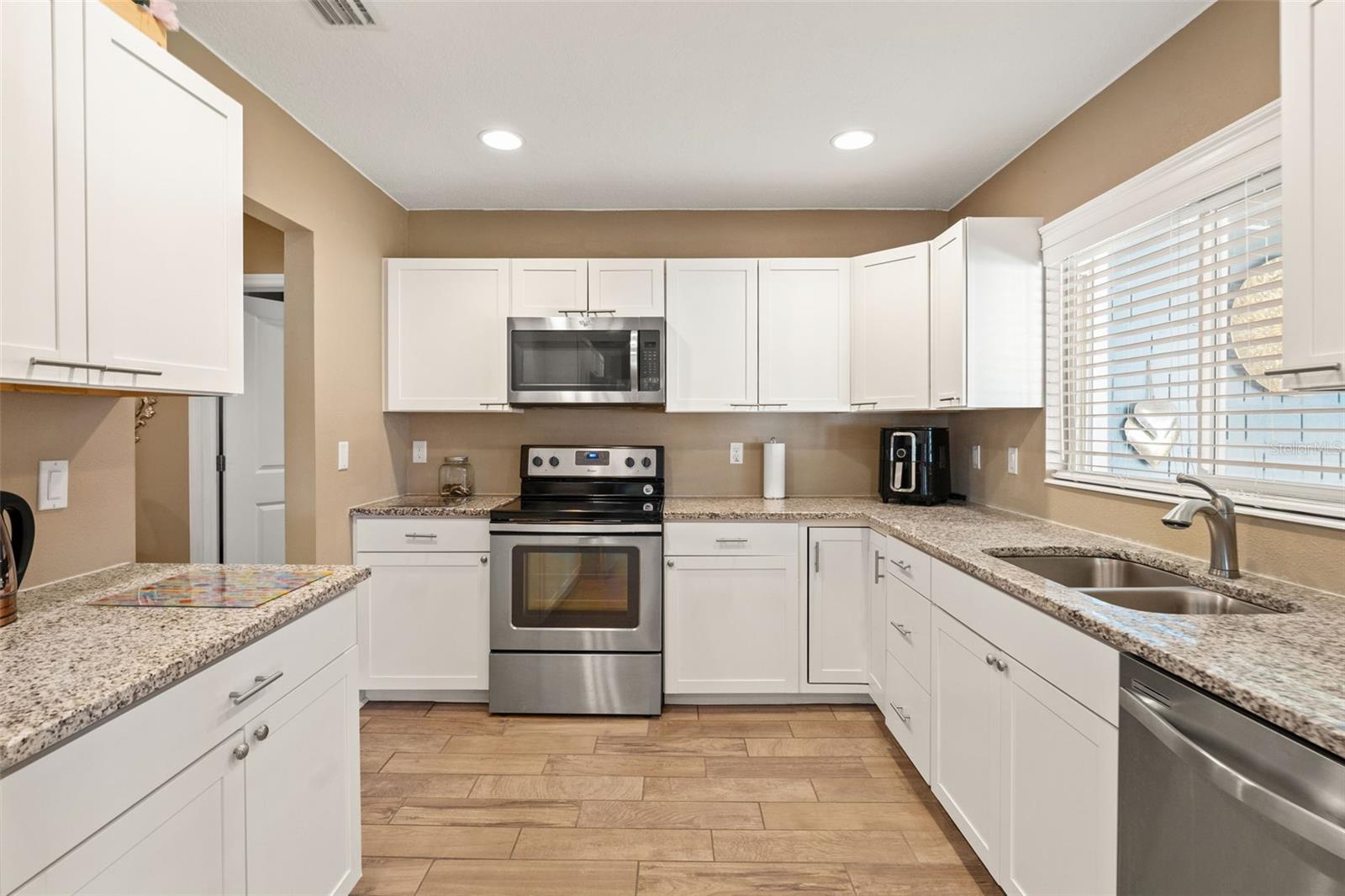 2526 LAKE ELLEN LN