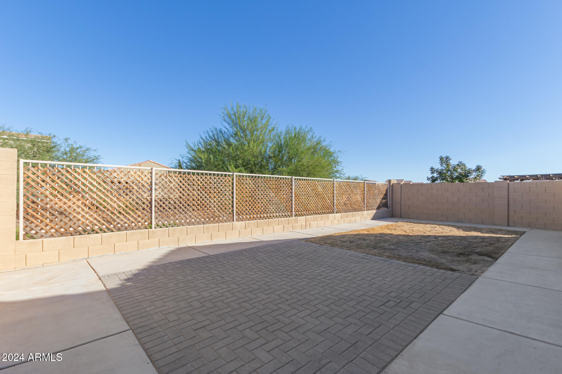 1048 W LOWELL Drive