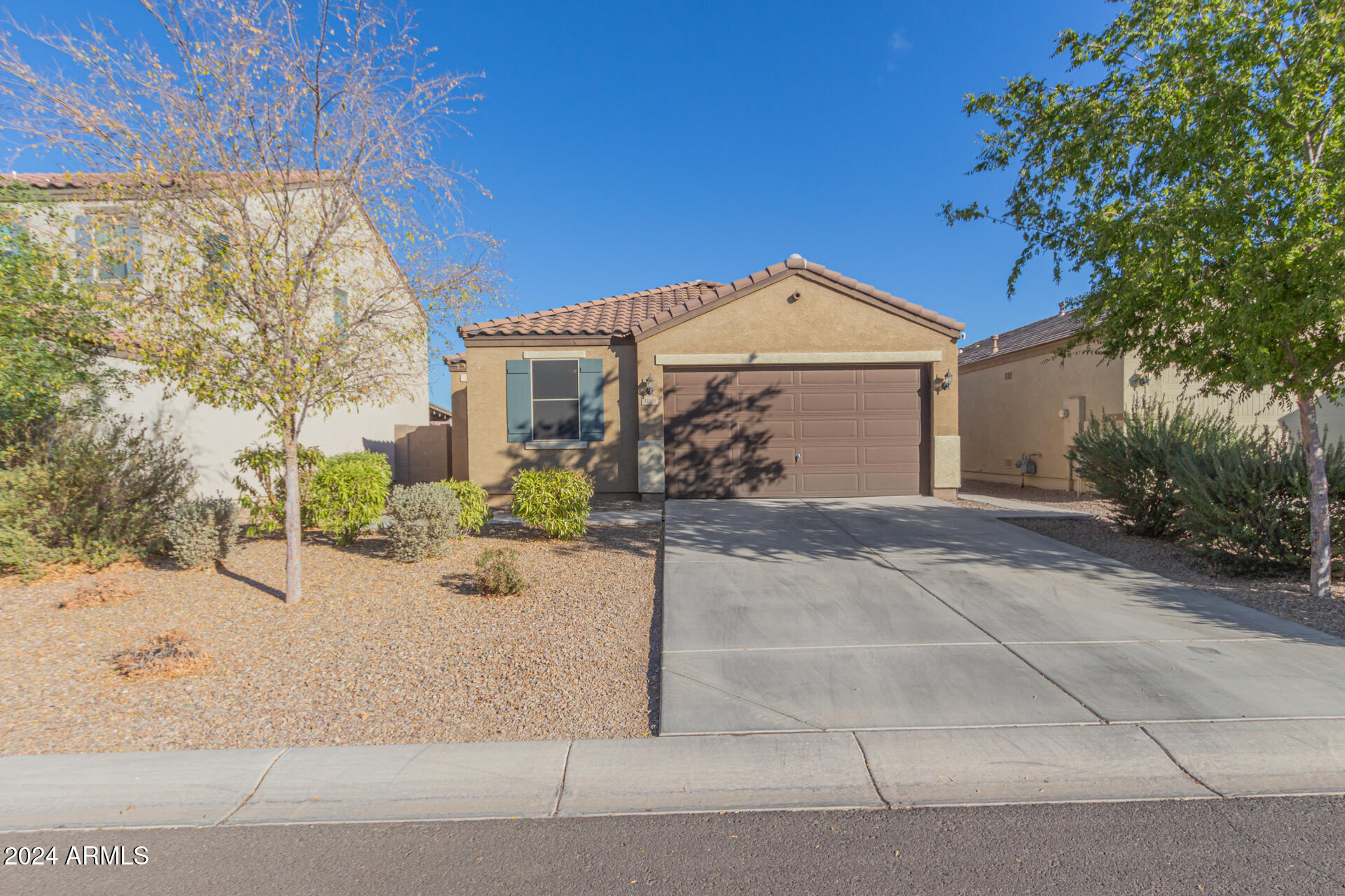 1048 W LOWELL Drive