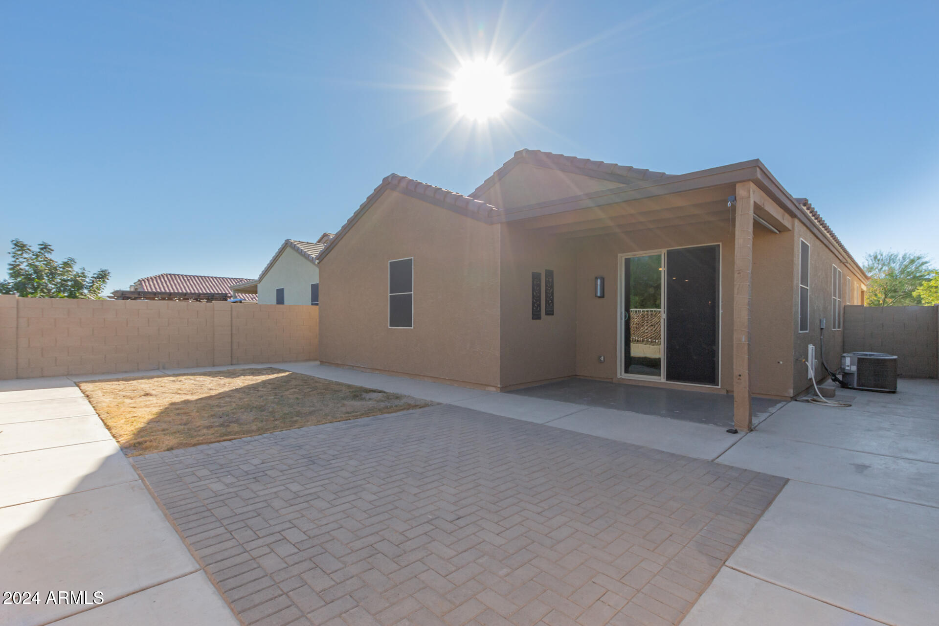 1048 W LOWELL Drive