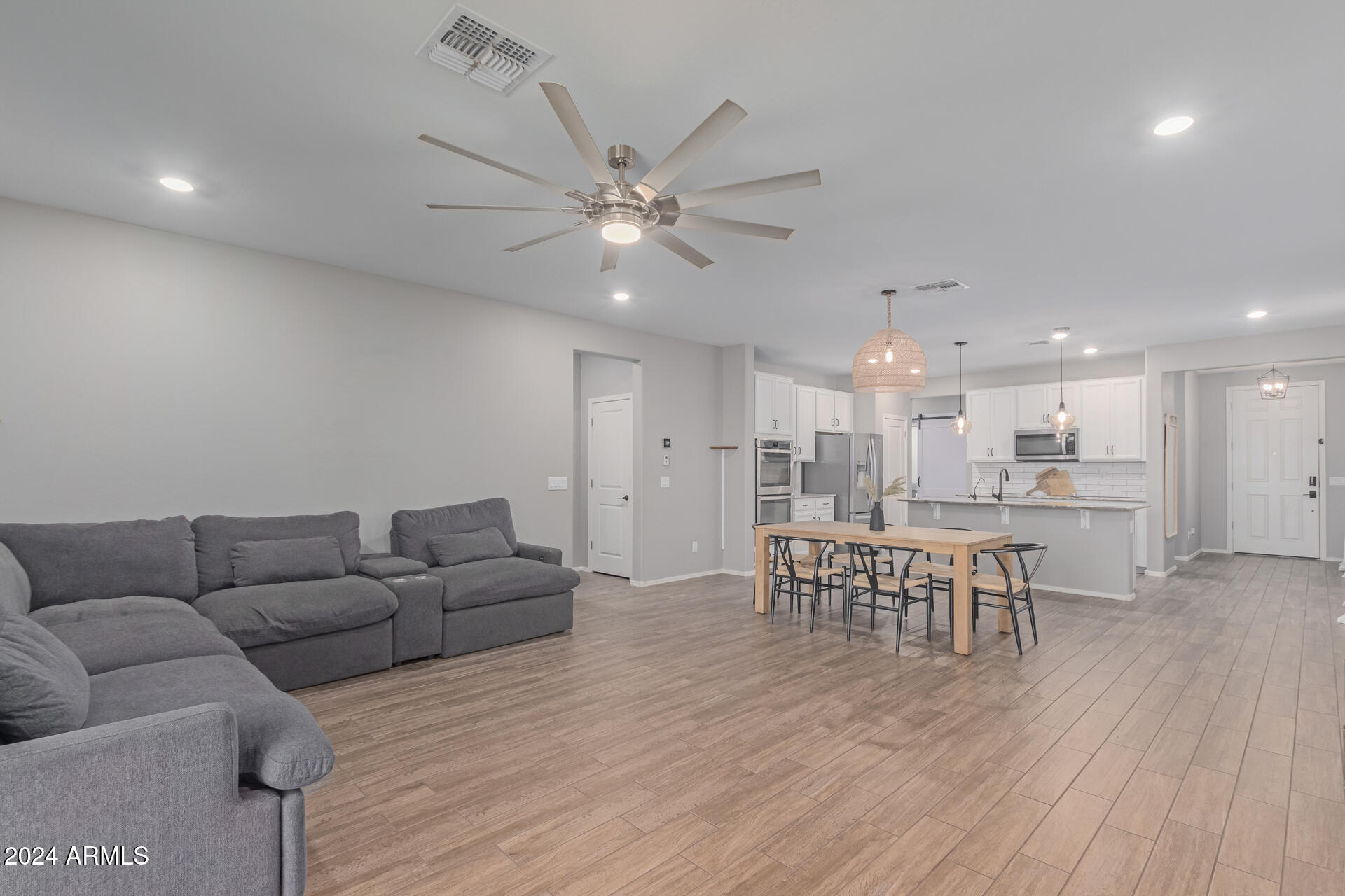1048 W LOWELL Drive