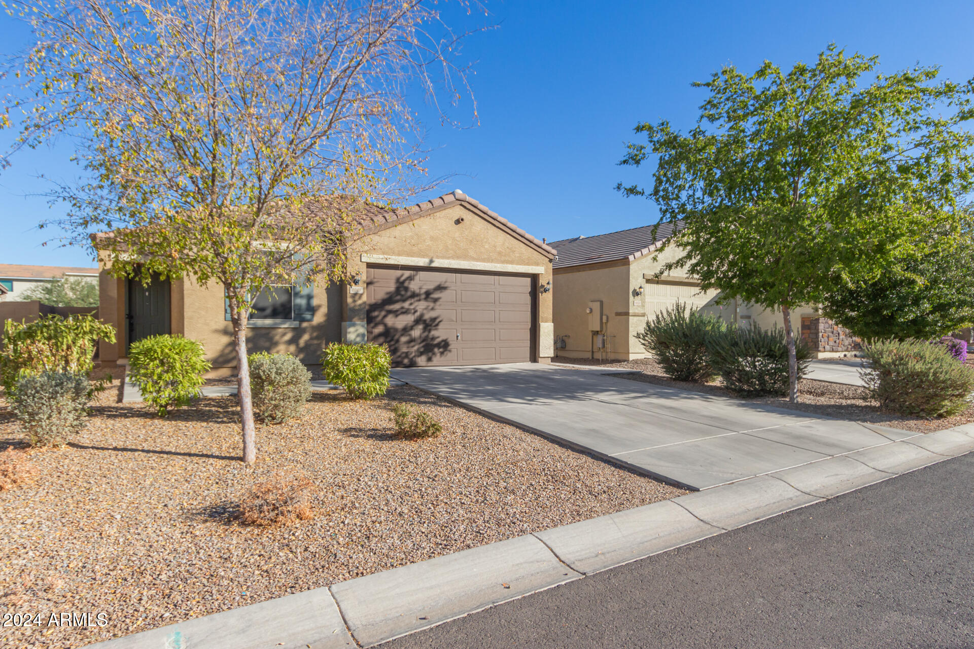1048 W LOWELL Drive