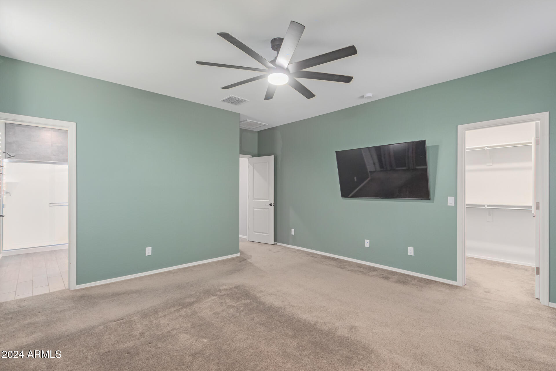 1048 W LOWELL Drive