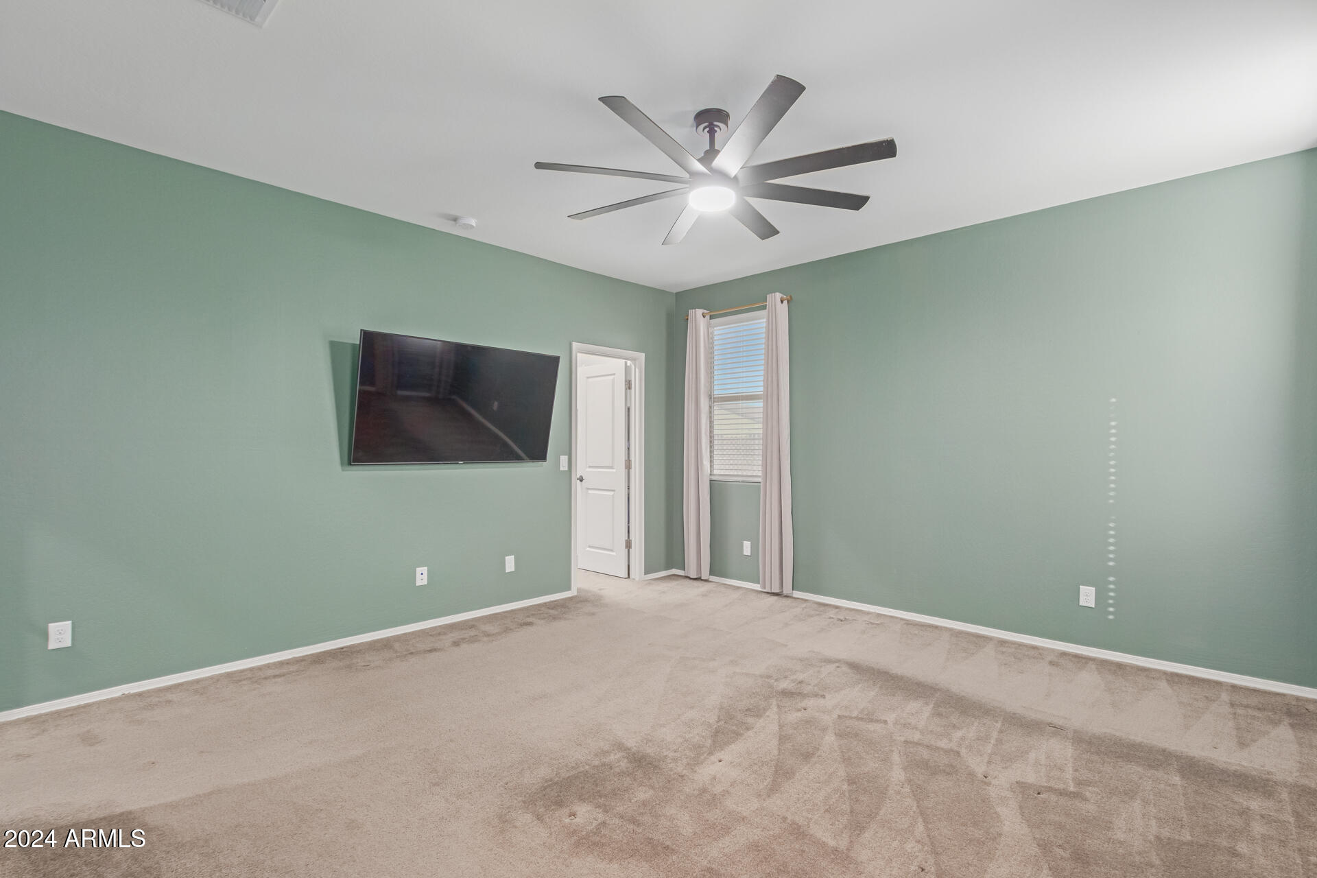 1048 W LOWELL Drive