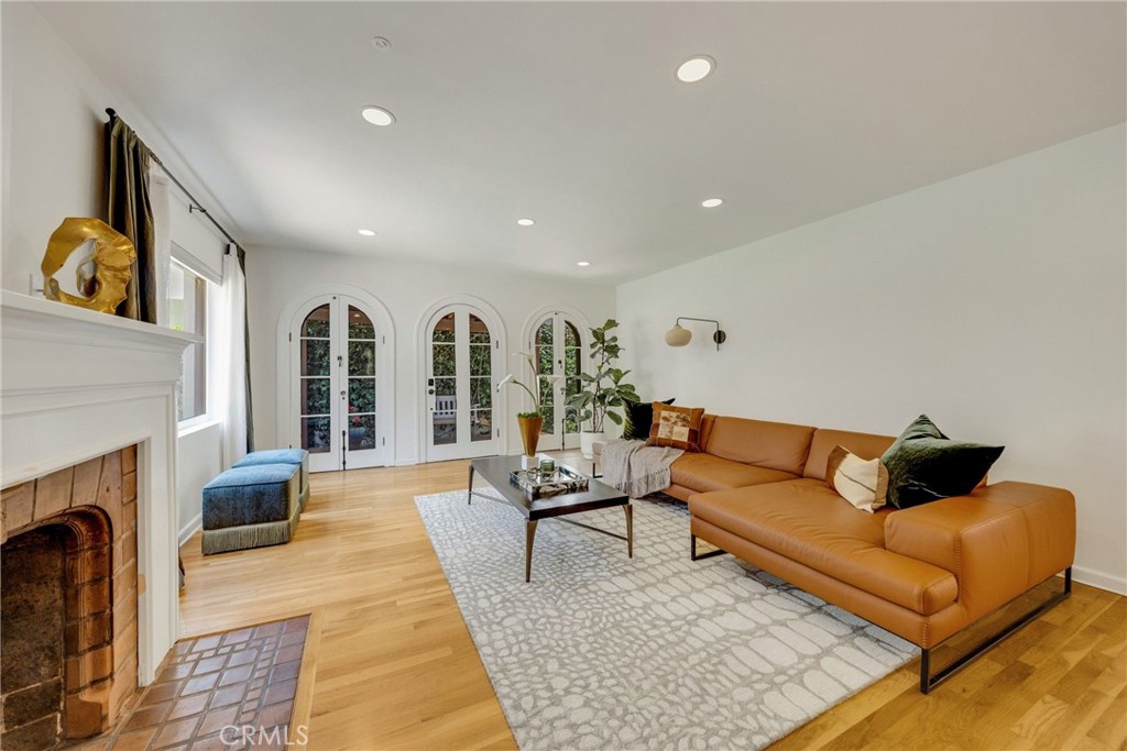 440 W San Antonio Drive