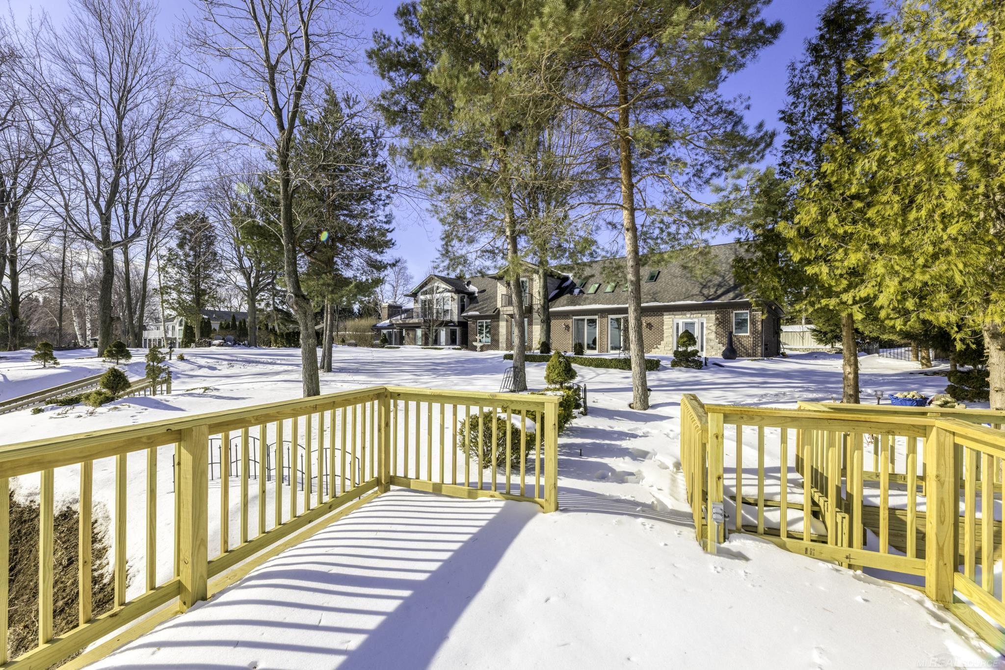 4612 N Lakeshore Road