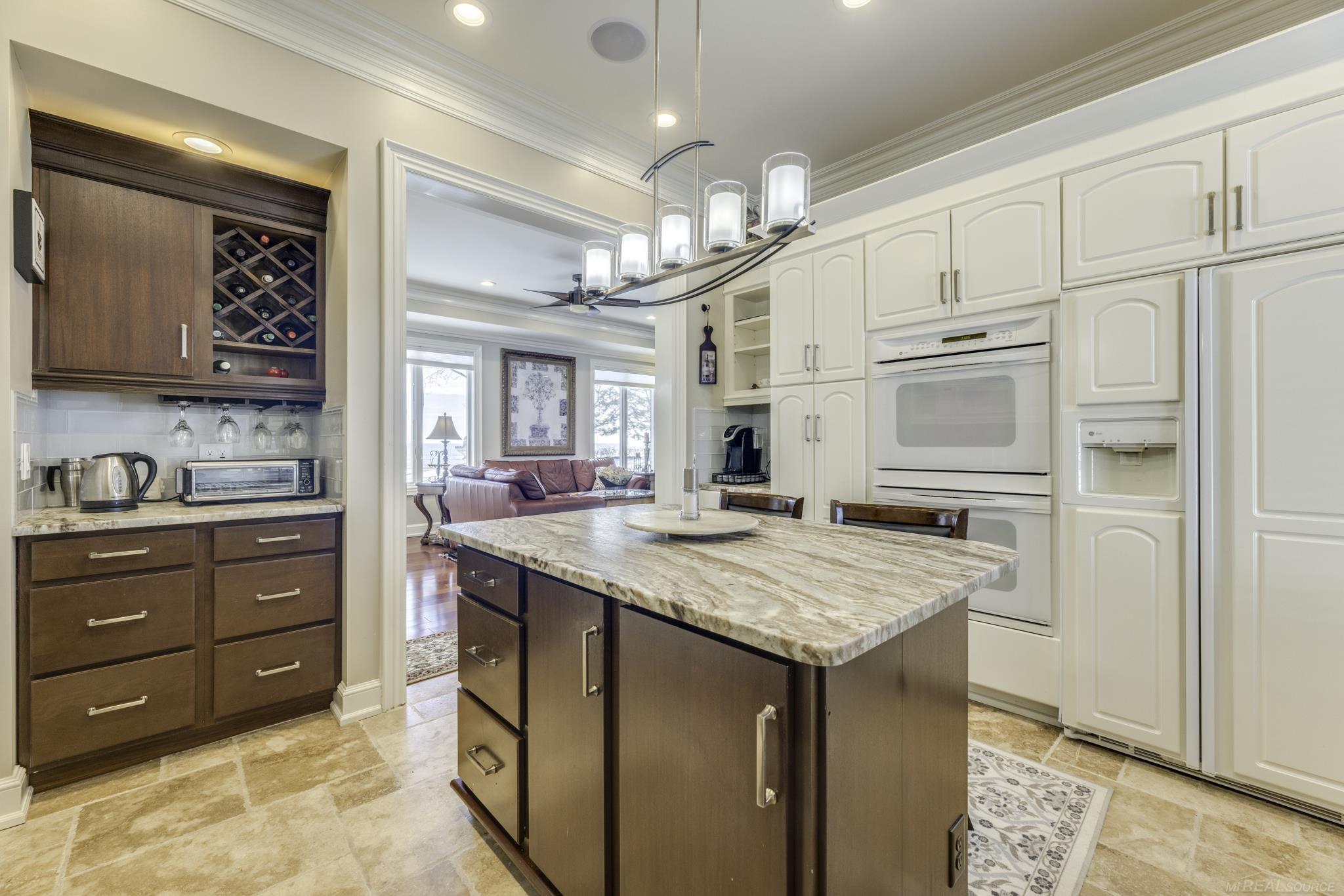 4612 N Lakeshore Road