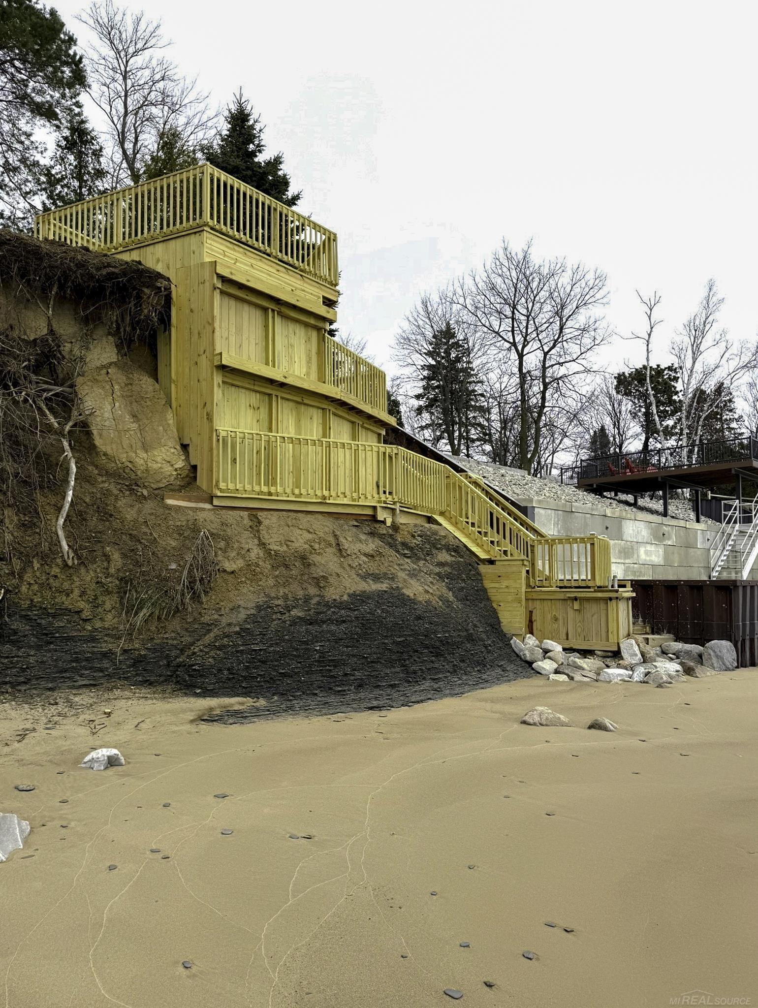 4612 N Lakeshore Road
