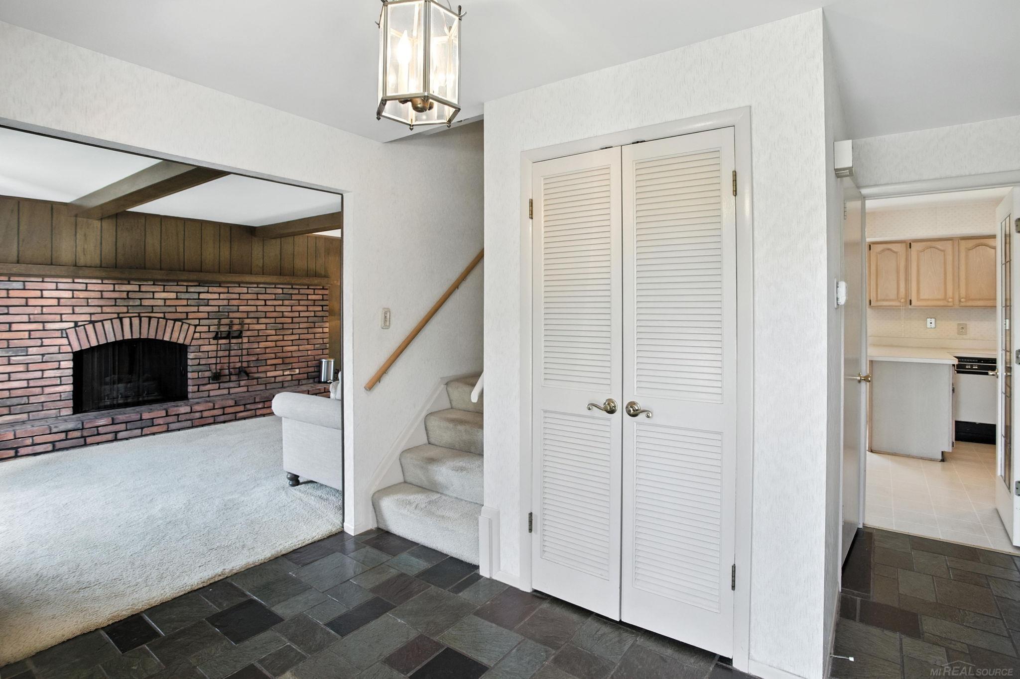 5564 Hobnail Circle