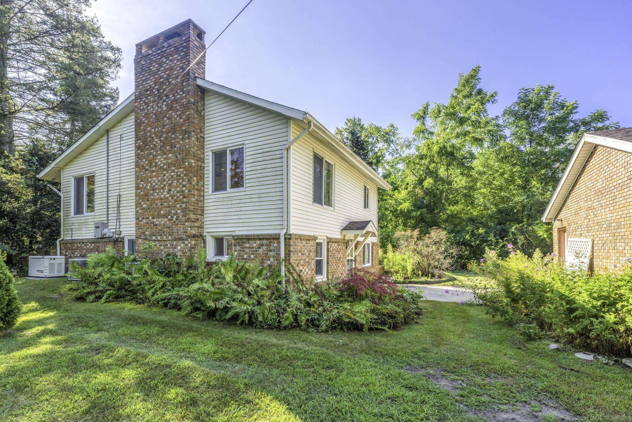 8195 Lakeshore Road