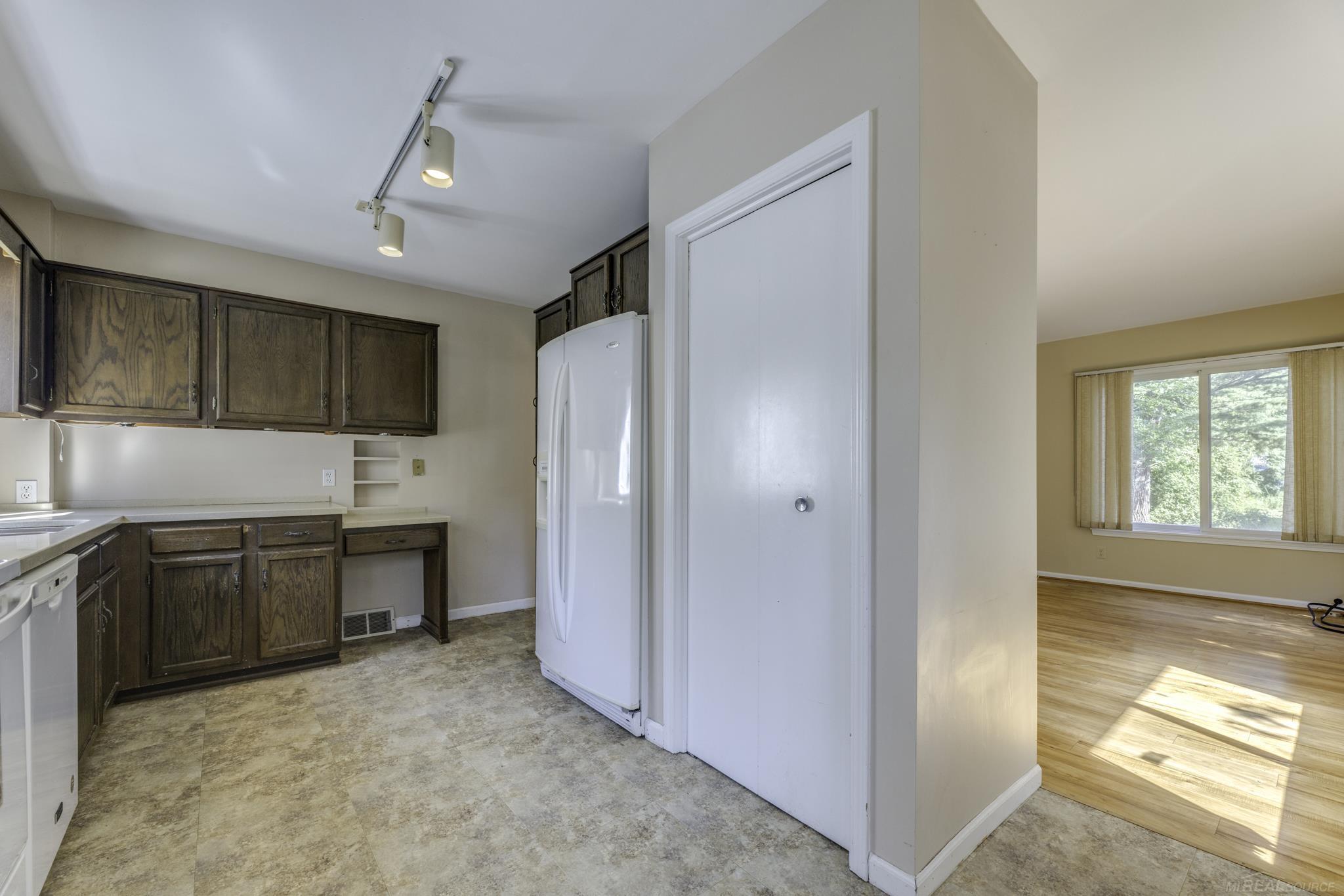 8195 Lakeshore Road