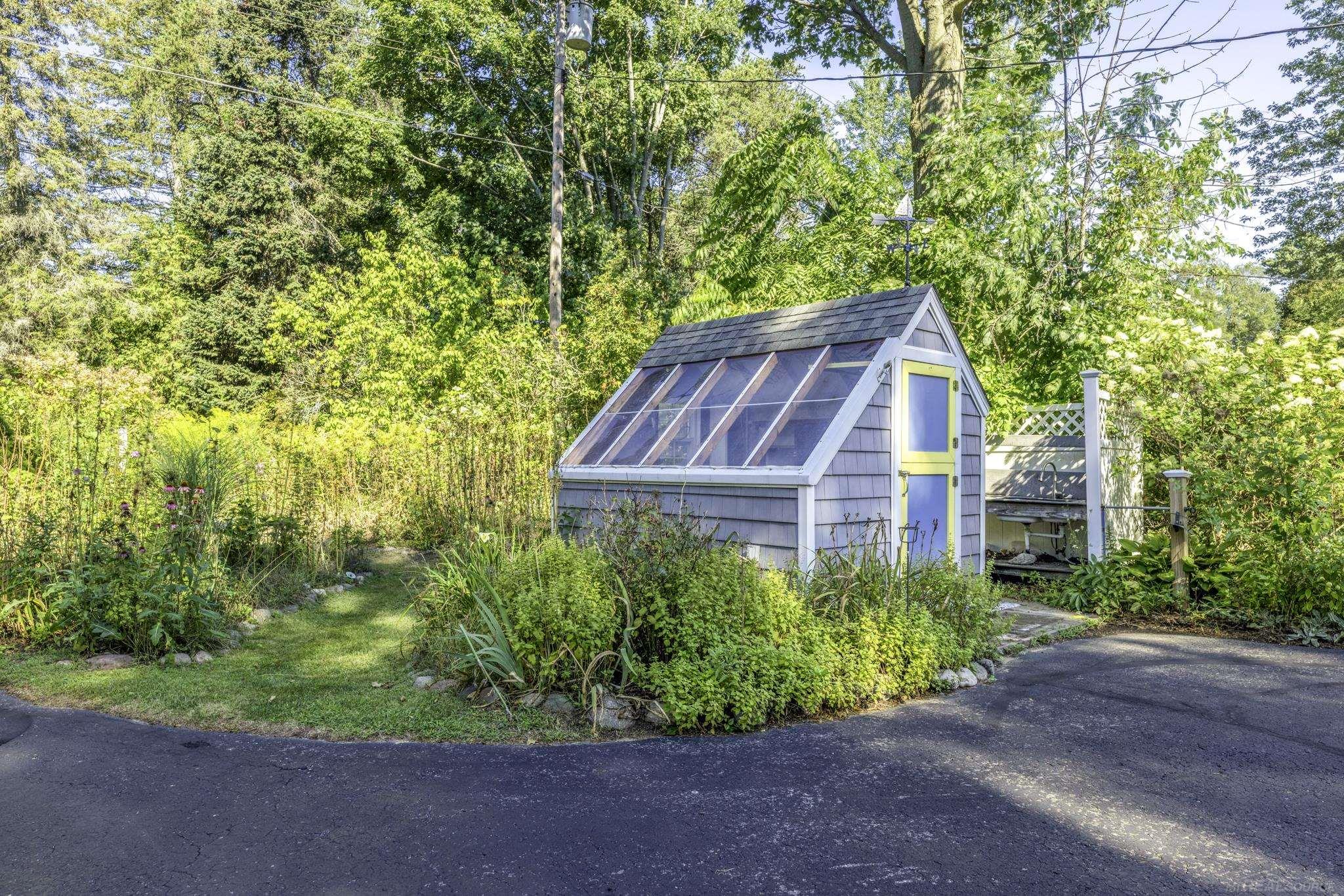 8195 Lakeshore Road