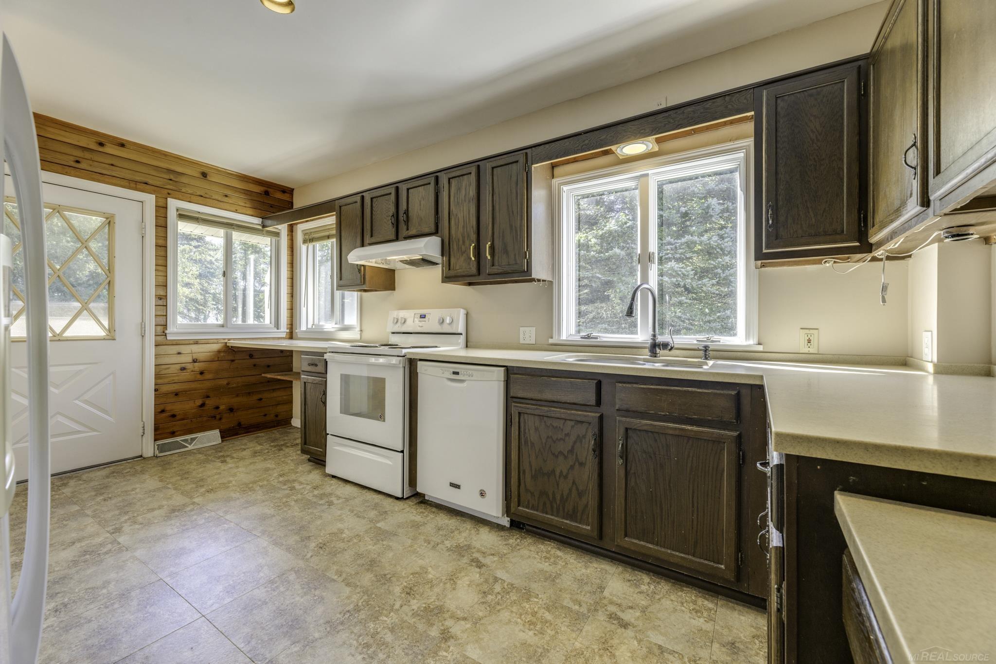 8195 Lakeshore Road