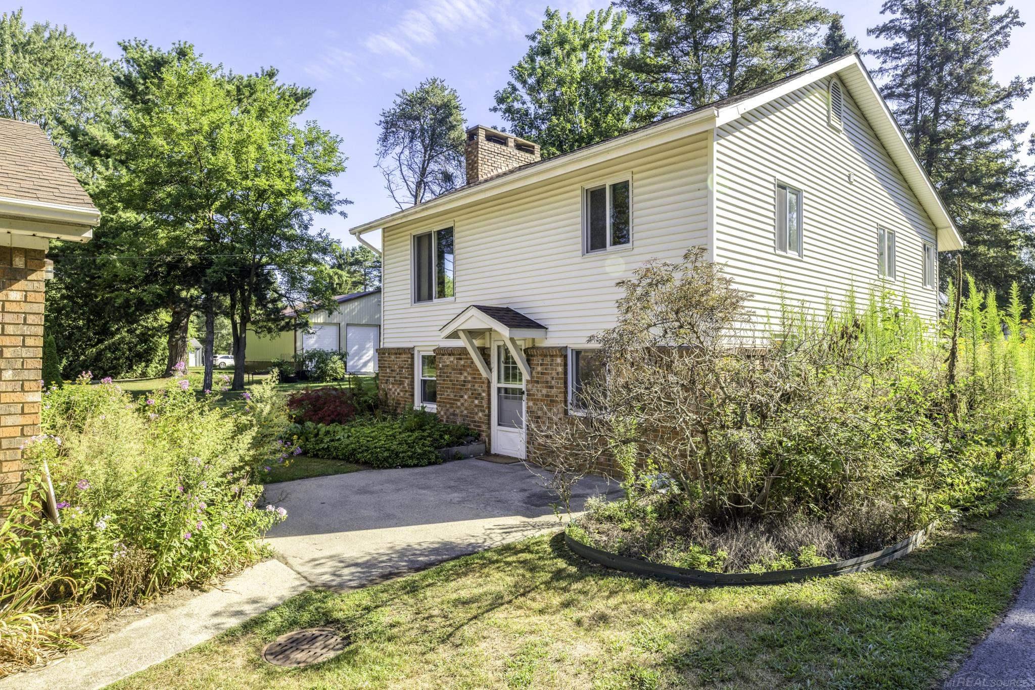 8195 Lakeshore Road
