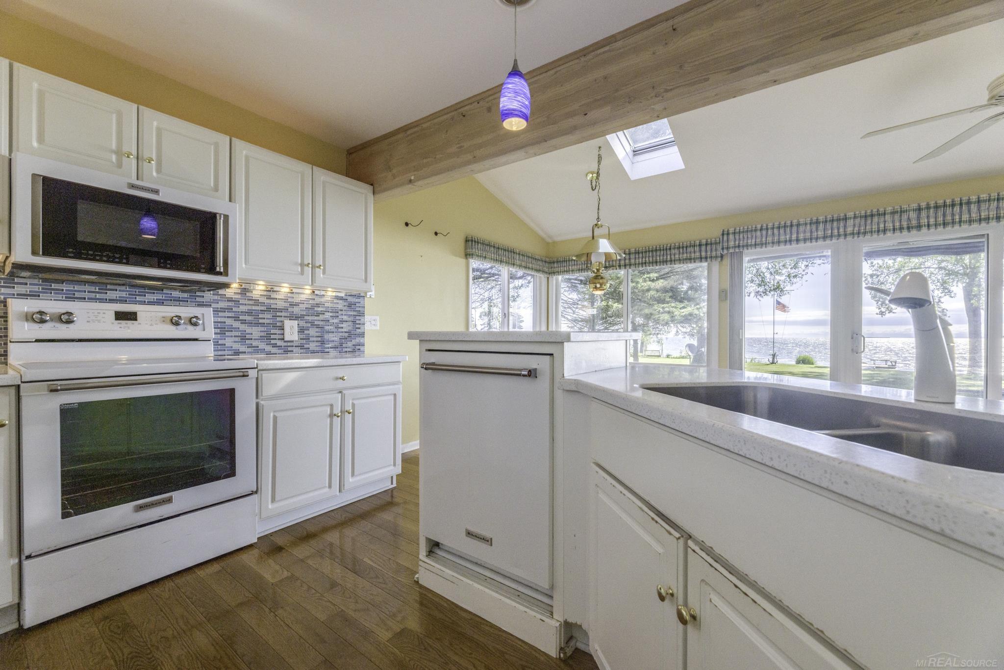 8195 Lakeshore Road