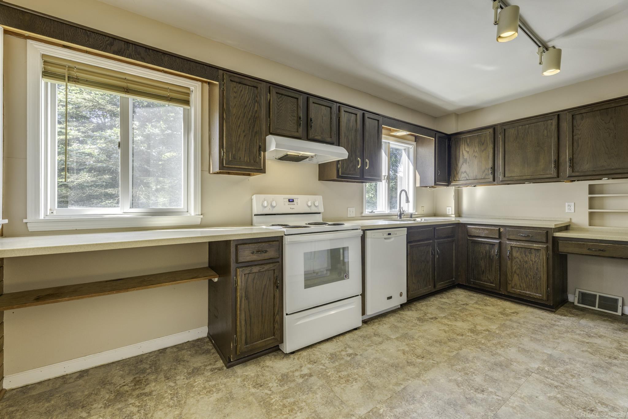 8195 Lakeshore Road