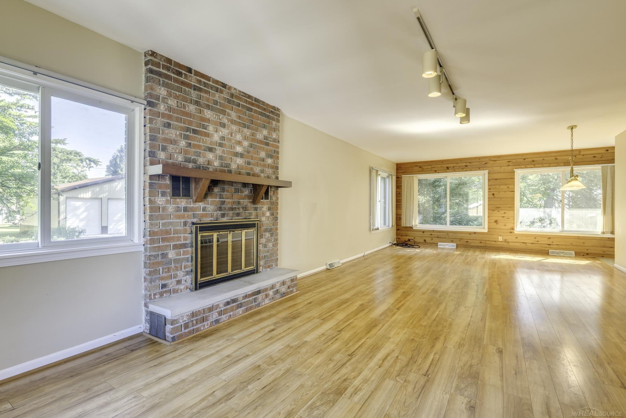 8195 Lakeshore Road