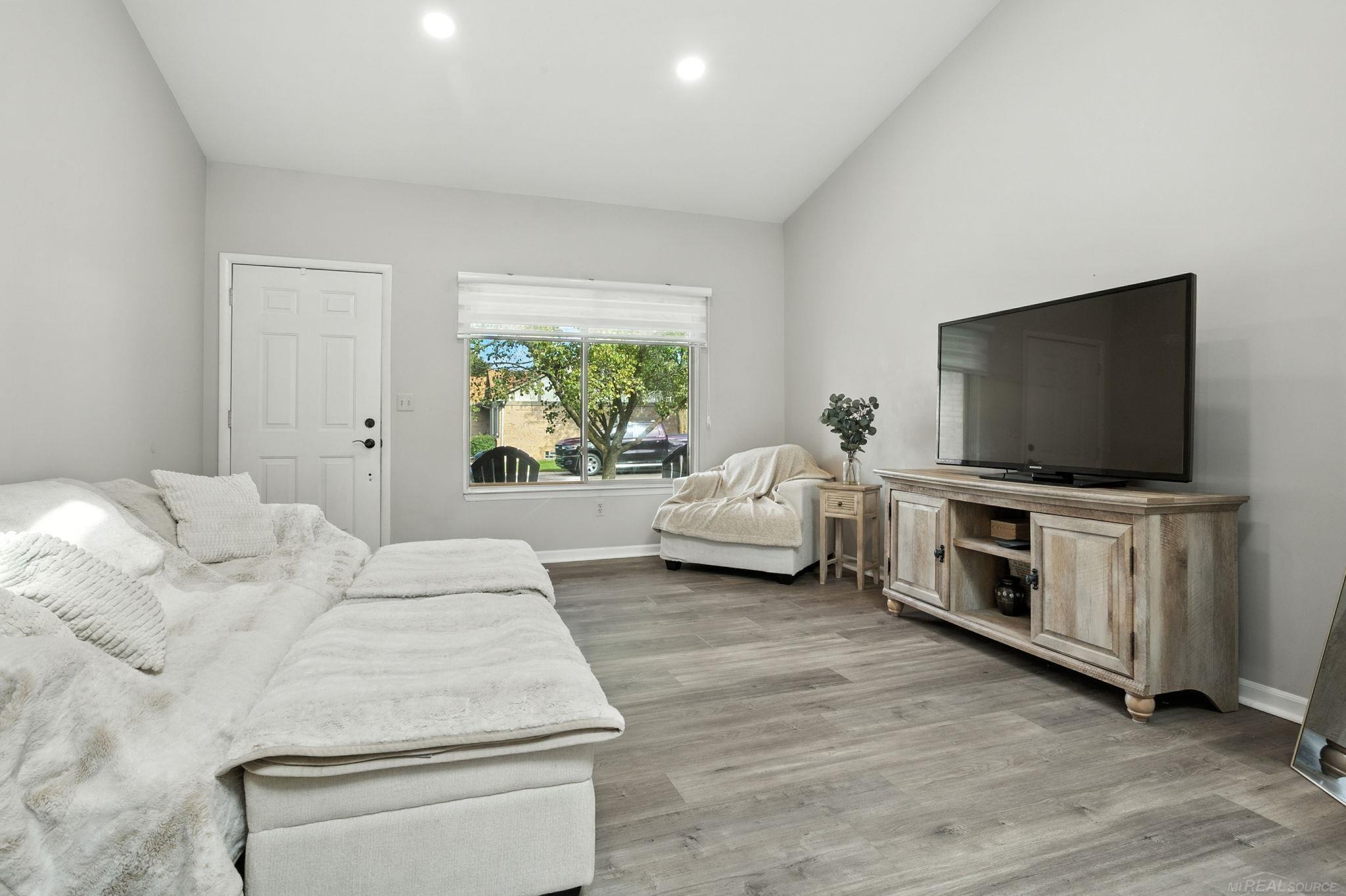 40945 W Magnolia Drive