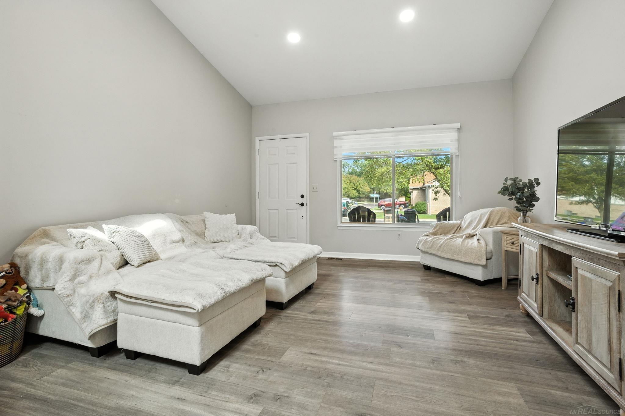 40945 W Magnolia Drive