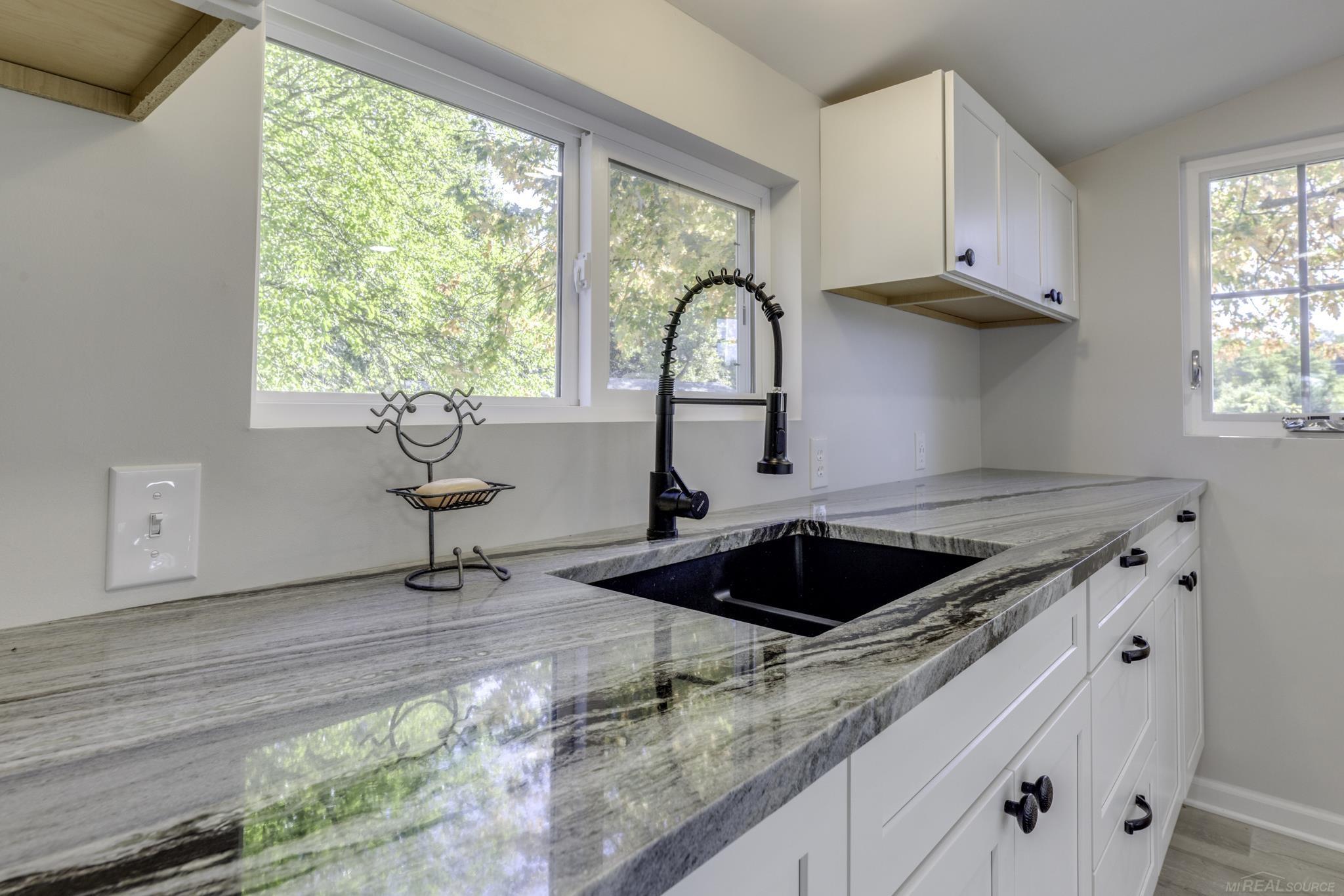 8027 Lakeshore Road