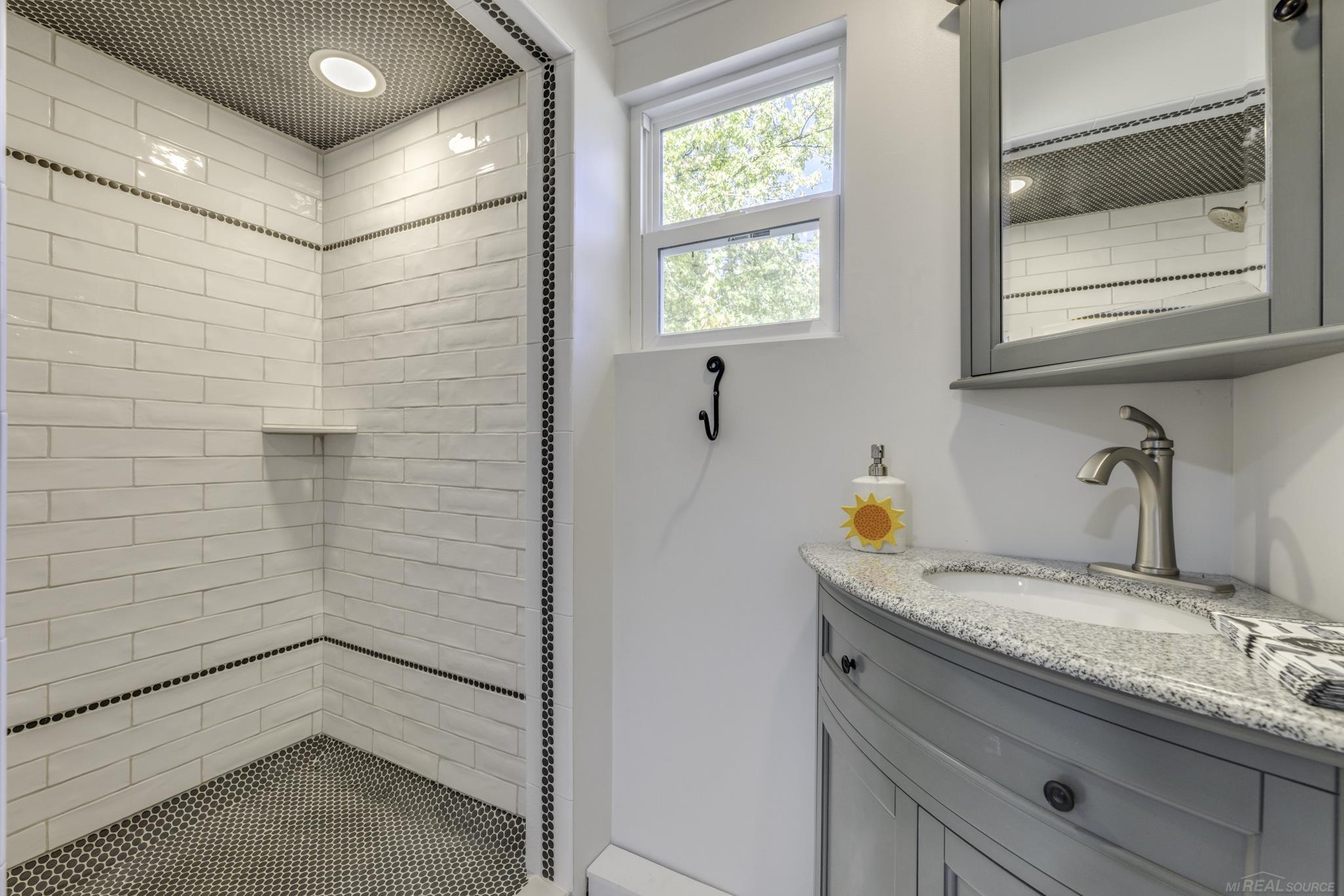 8027 Lakeshore Road