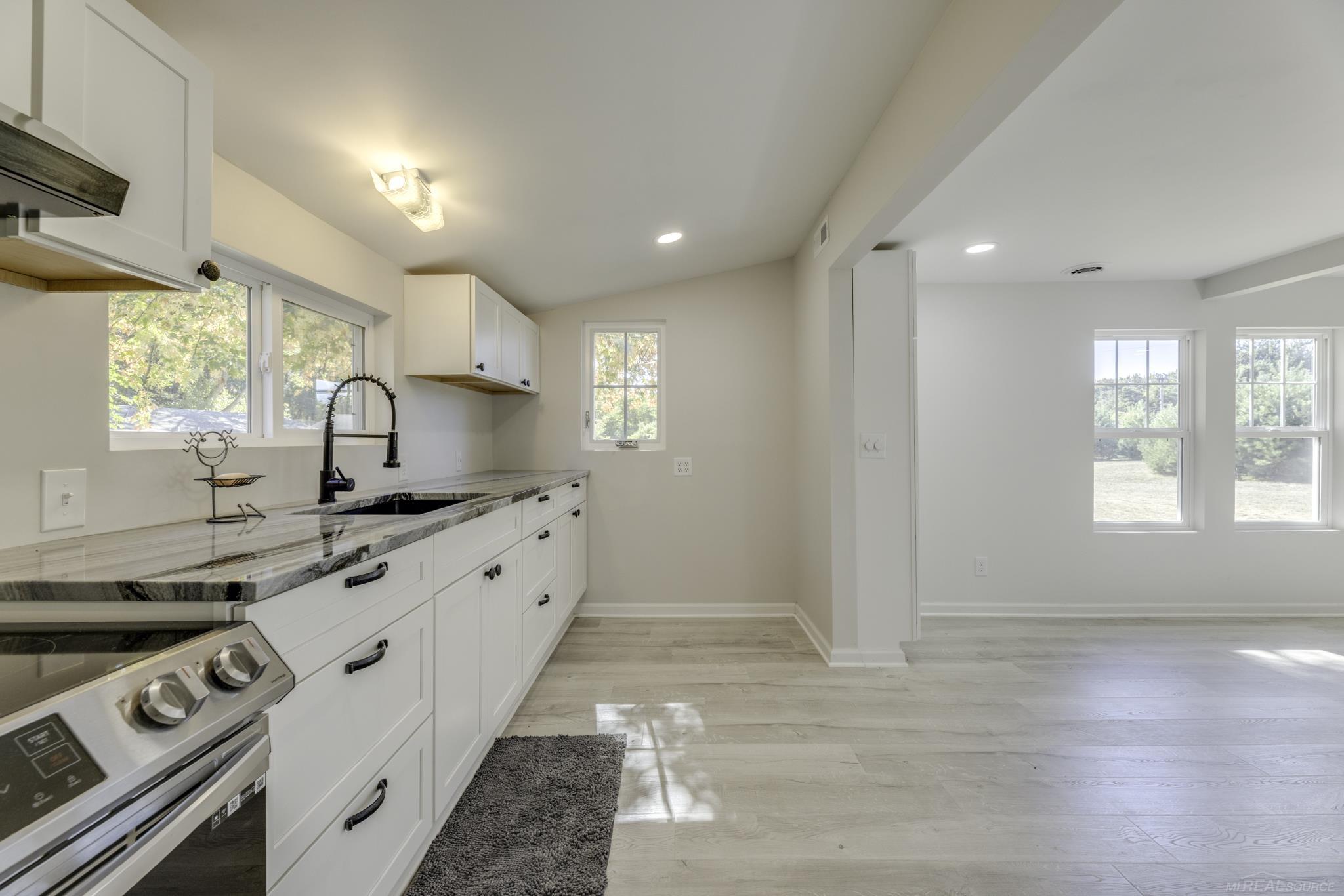 8027 Lakeshore Road