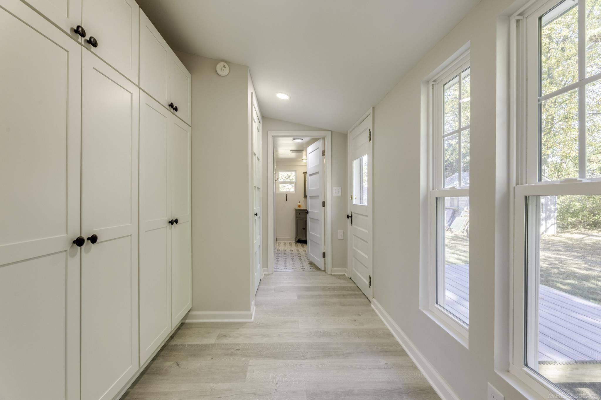 8027 Lakeshore Road