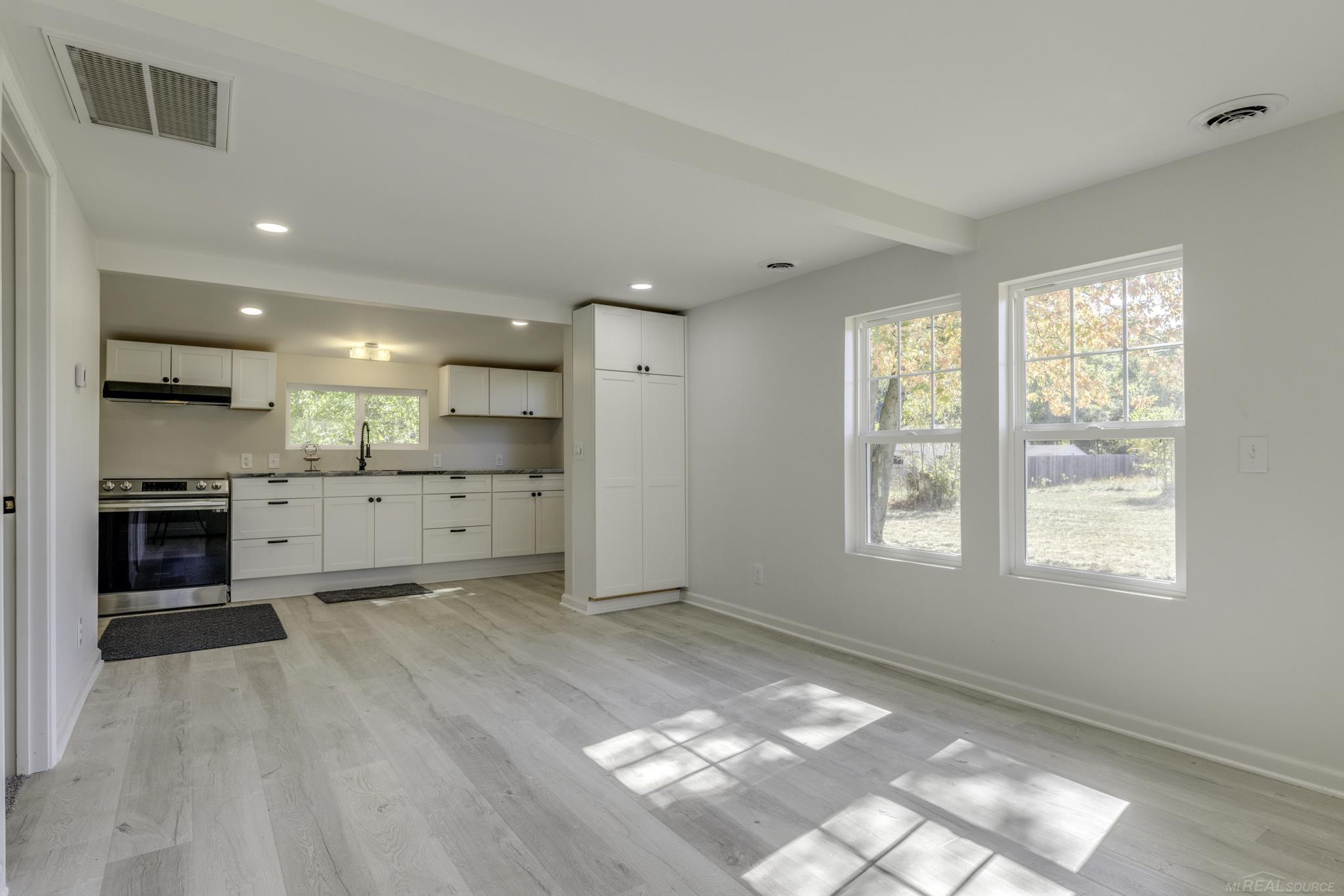 8027 Lakeshore Road