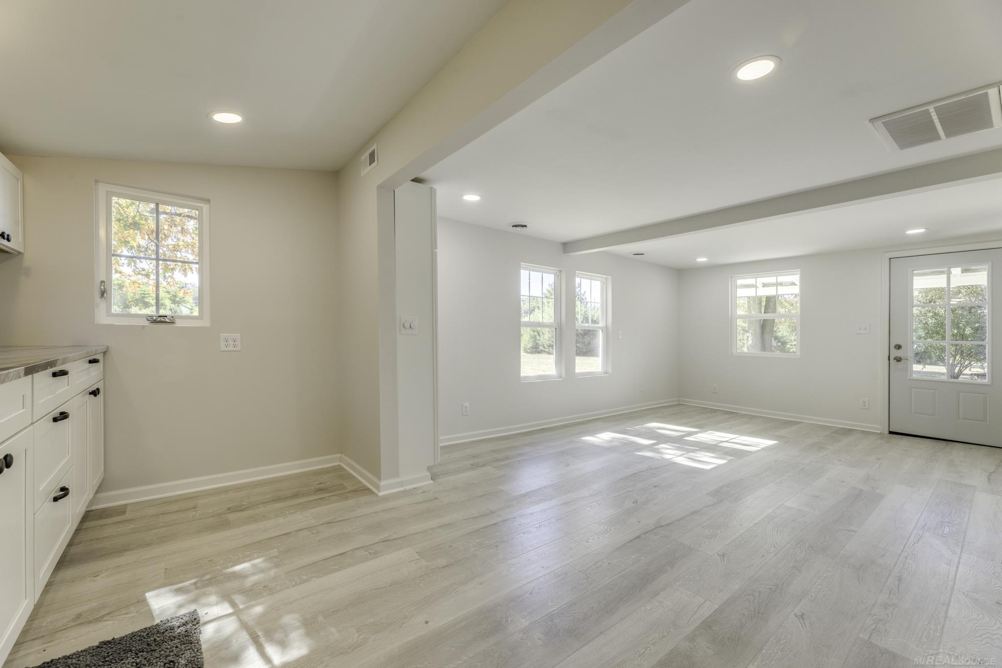 8027 Lakeshore Road